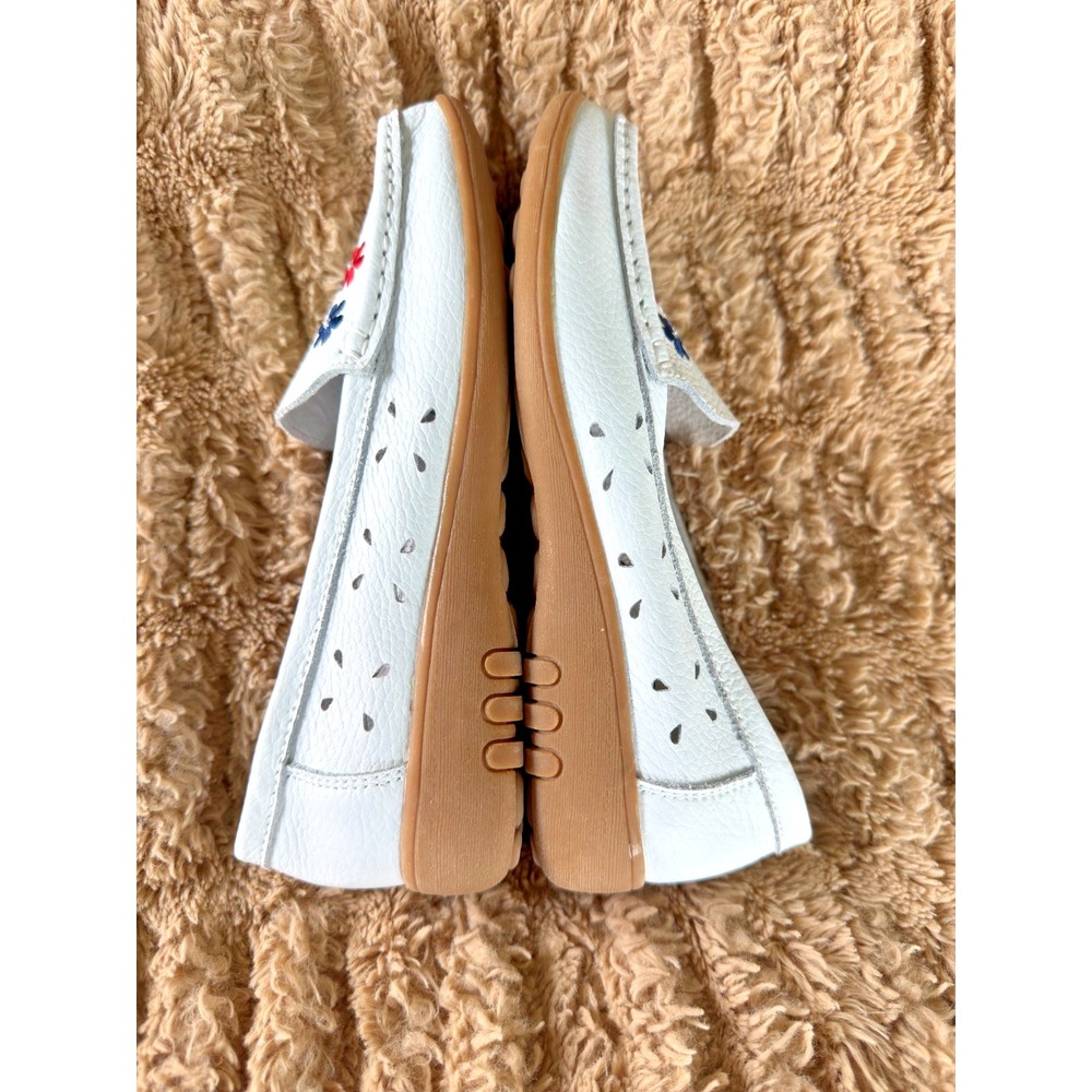 Cotton Traders Womens Leather Embroidered Loafers White Floral UK 6 US 8 Comfort - Picture 4 of 10